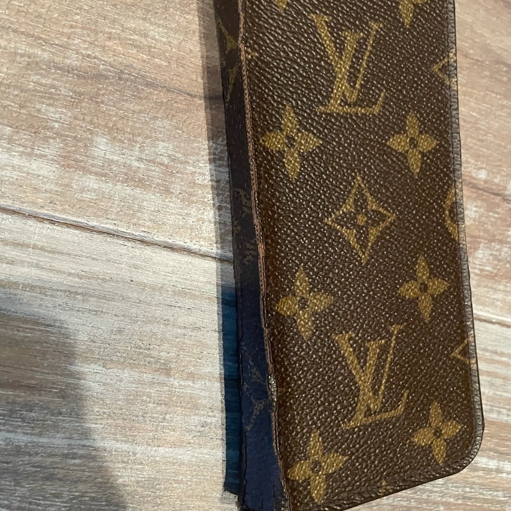 Louis Vuitton iPhone 7 Case w/ Cloth & Box - Picture 4 of 5